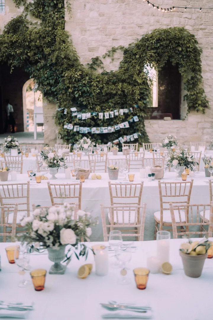 Décor de cérémonie extérieure en Provence dans une lumière douce