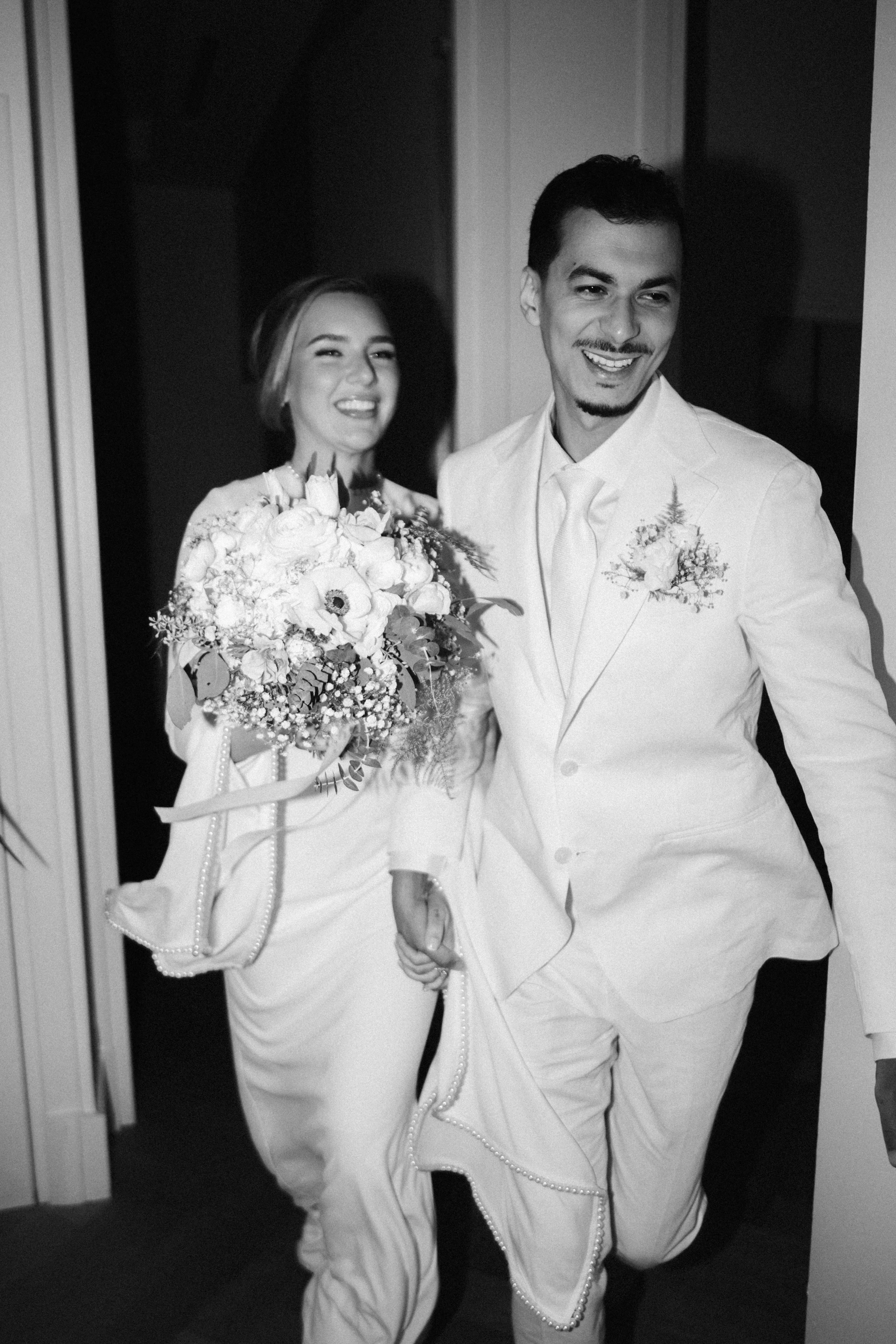 Couple de mariés marchant en noir et blanc