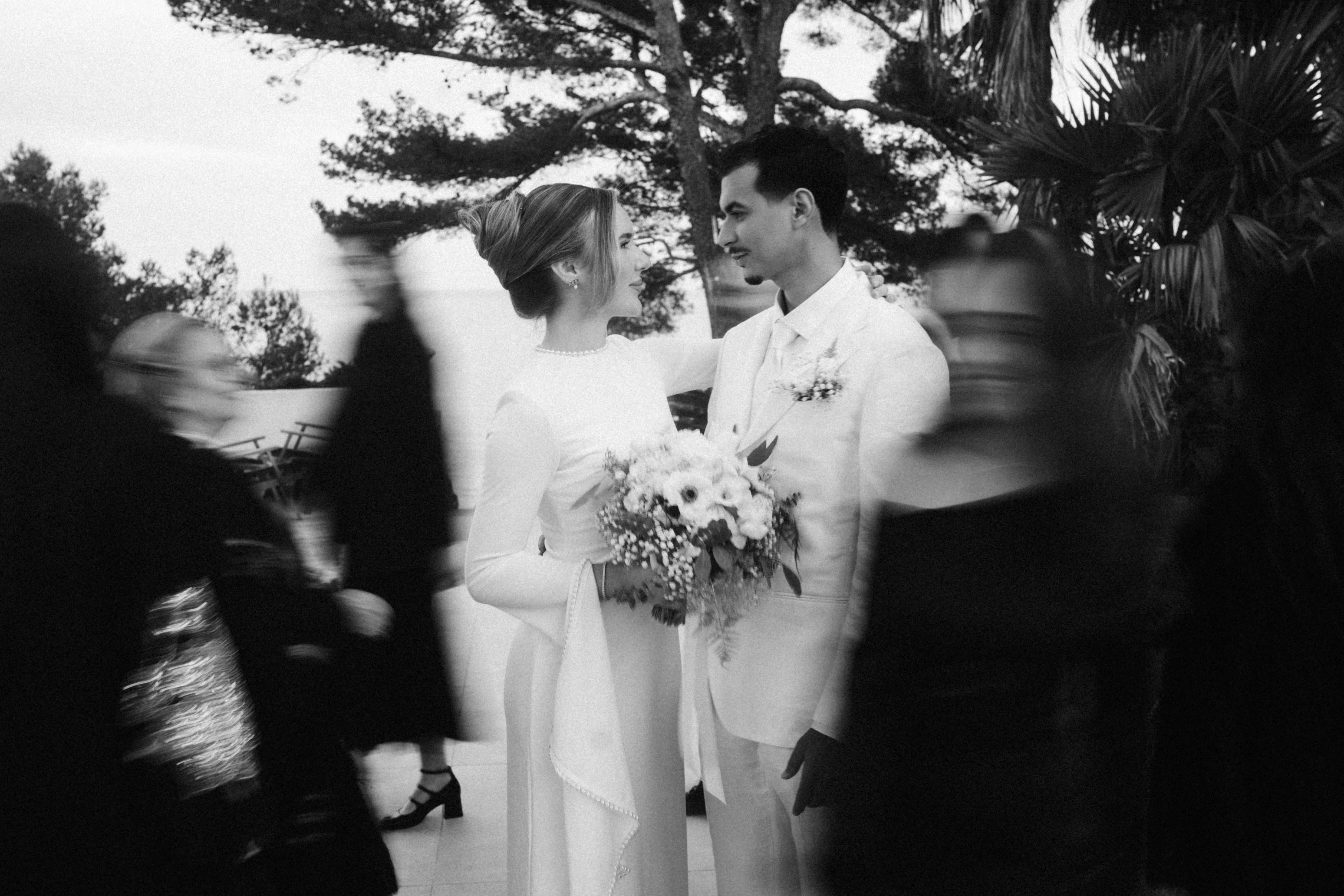 Couple de mariés en mouvement en noir et blanc