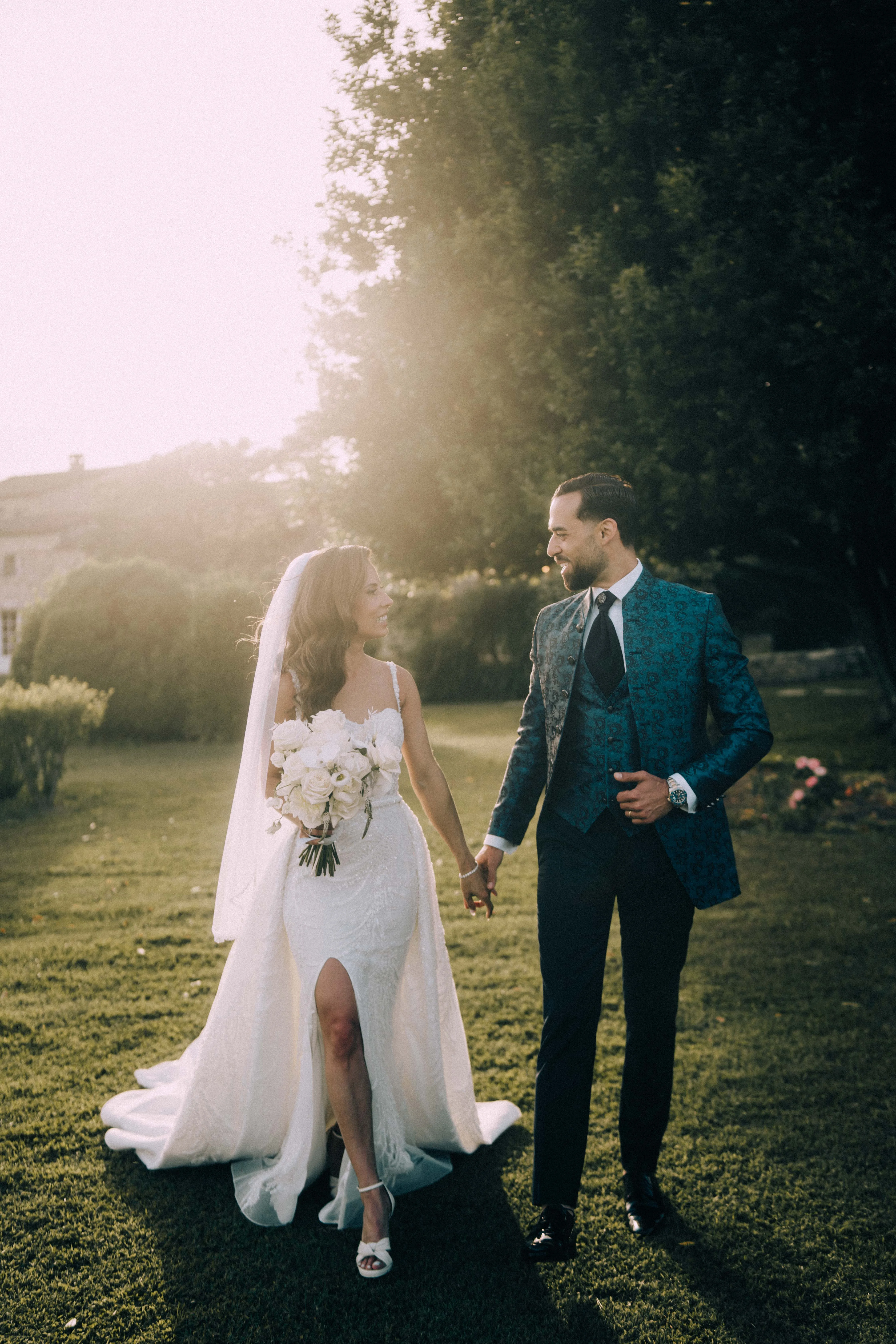 Couple de mariés dans une lumière dorée en Provence