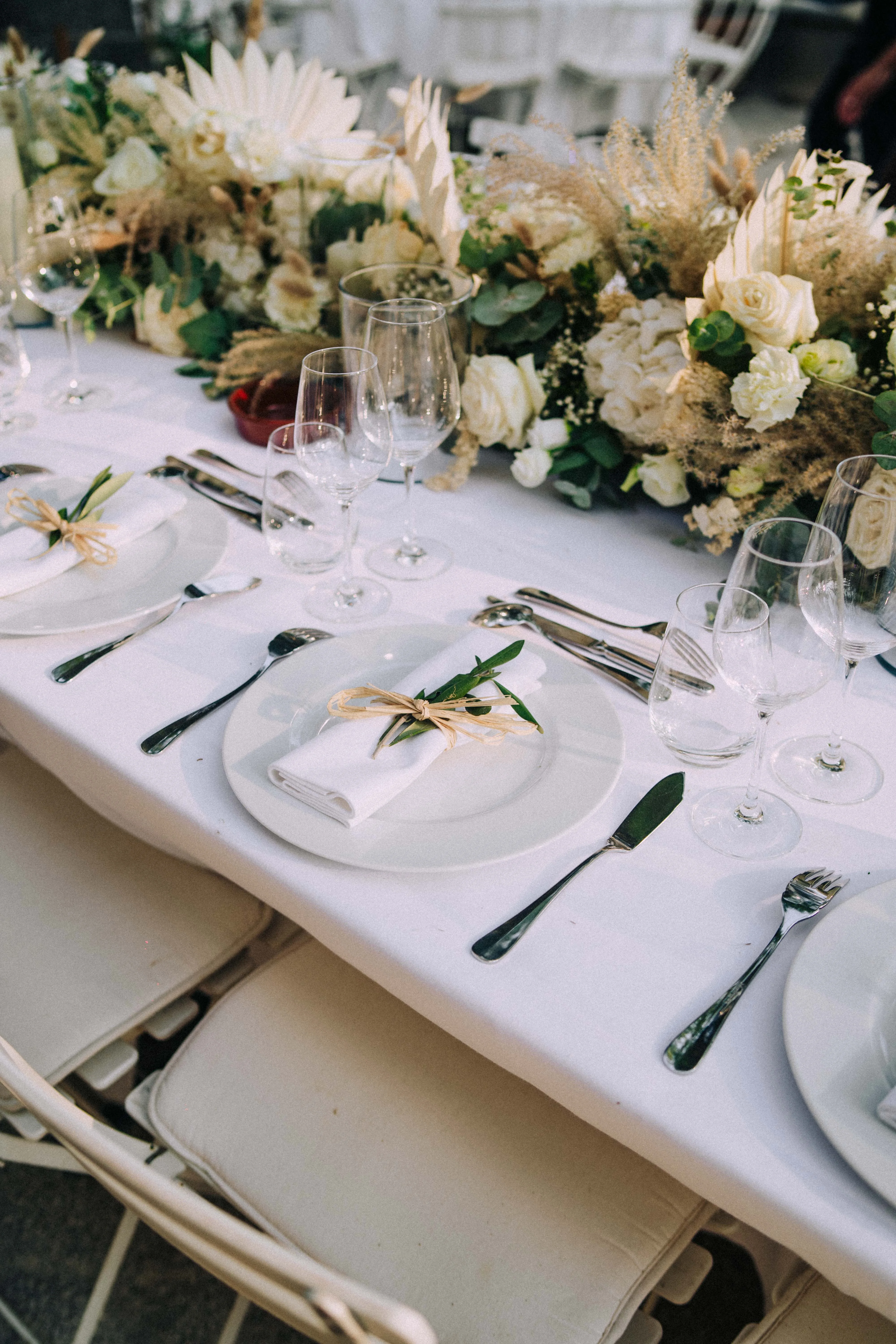 Détail de table de mariage en Provence dans une lumière douce