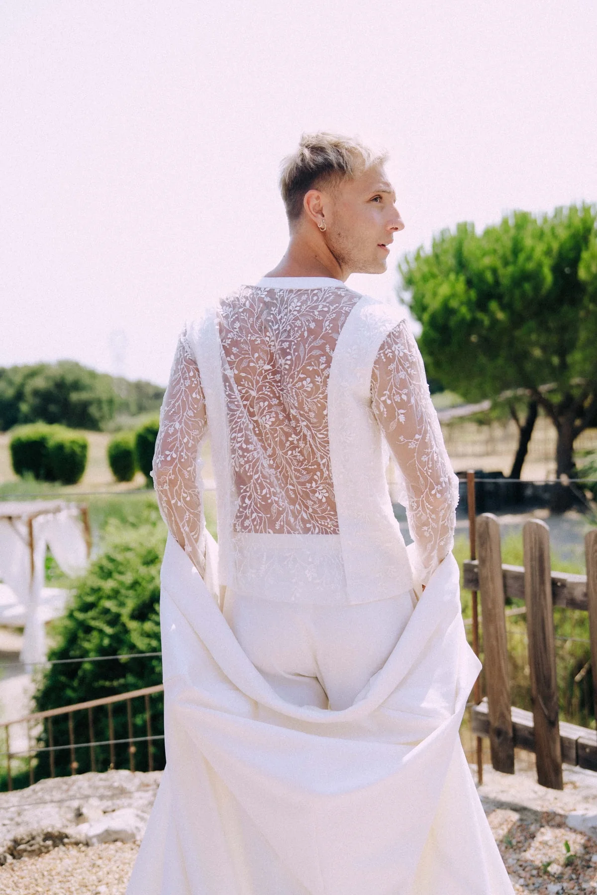 Lionel en tenue de mariage dans les jardins du Domaine Amourella