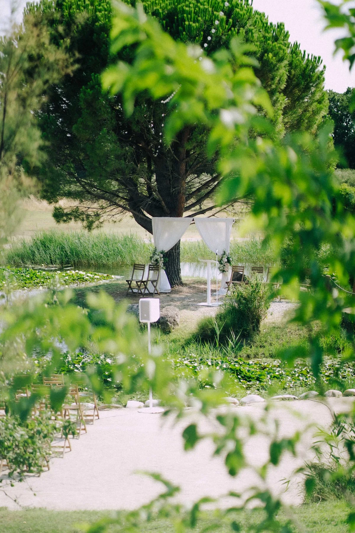 Vue du Domaine Amourella et de la cérémonie installée dans le jardin