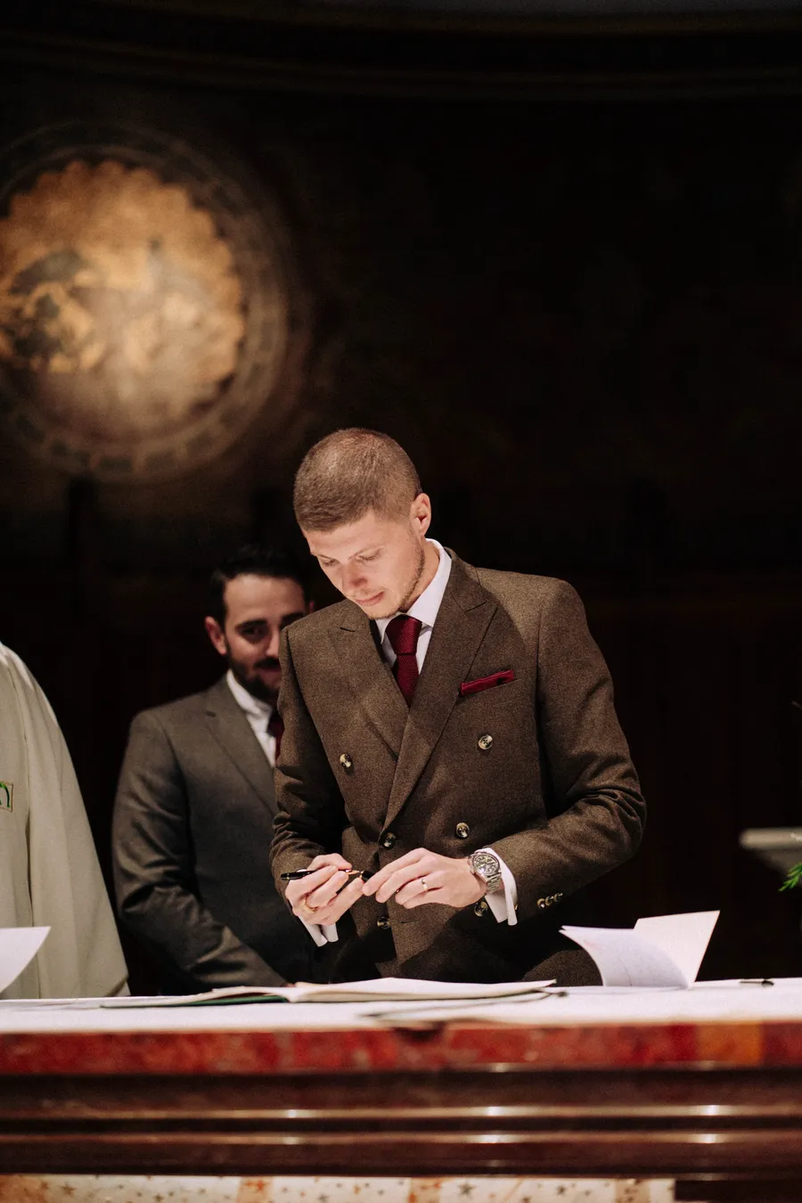 Pierre signe le registre pendant la cérémonie de mariage