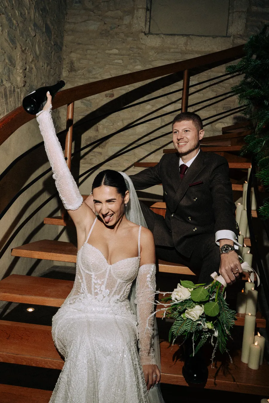 Caroline et Pierre assis dans un escalier en lumière directe