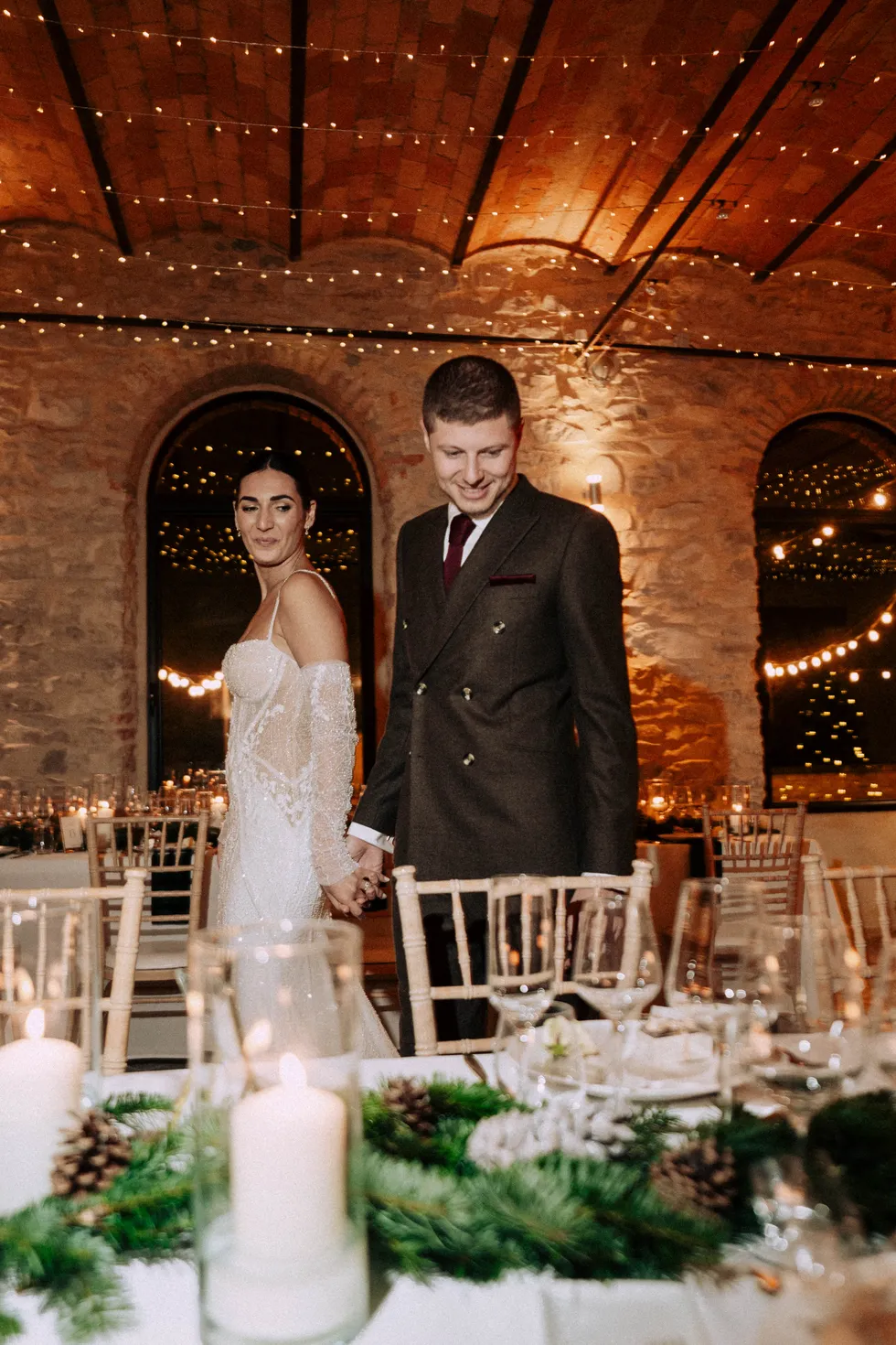 Caroline et Pierre près des tables du dîner au Domaine Tour des Chênes