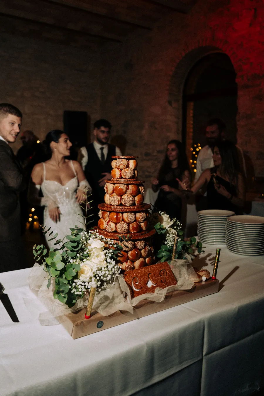 Pièce montée et fleurs pendant la soirée du mariage de Caroline et Pierre