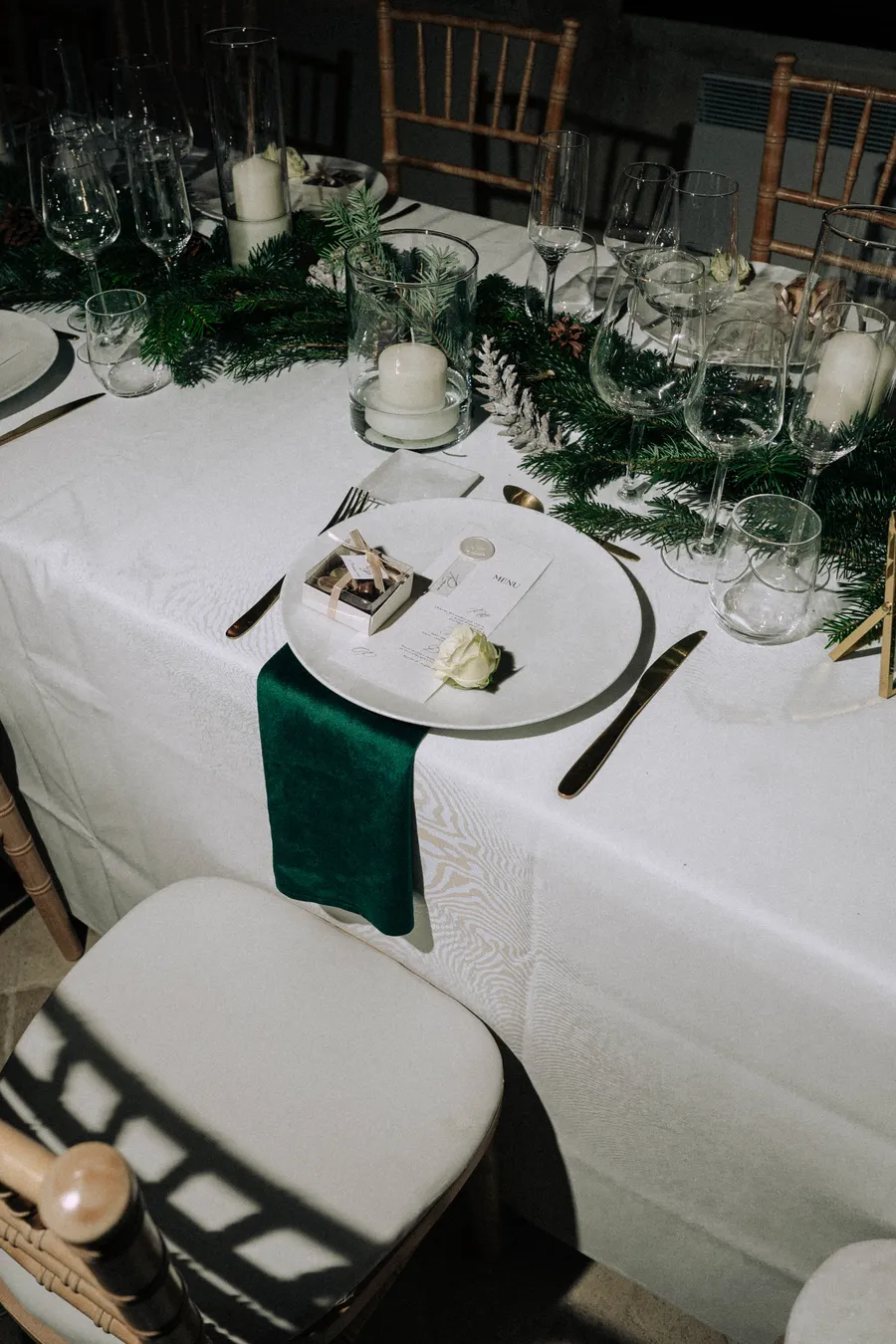 Table de dîner dressée au Domaine Tour des Chênes