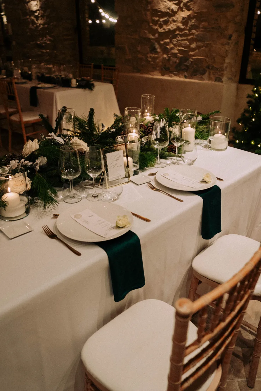 Détail de table élégante pendant le dîner du mariage