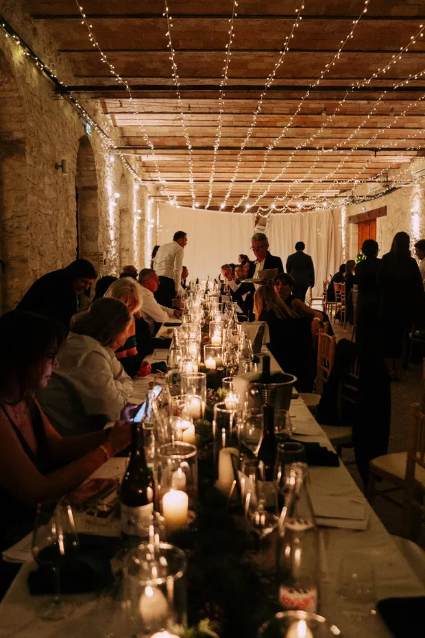 Longue table aux bougies pendant le dîner au Domaine Tour des Chênes