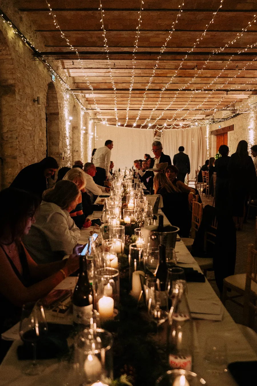 Longue table aux bougies pendant le dîner au Domaine Tour des Chênes