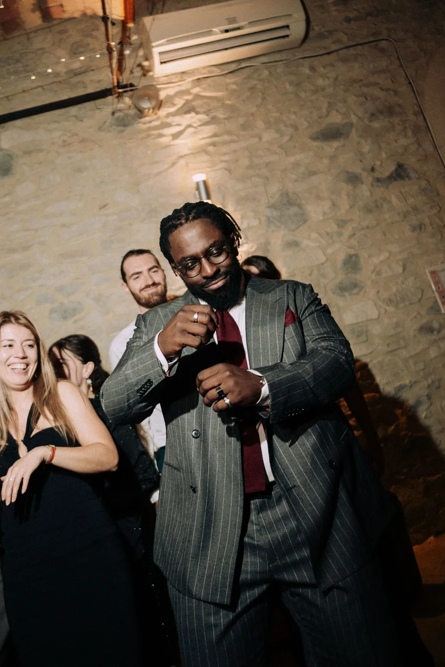 Portrait d’invité au flash pendant la soirée du mariage
