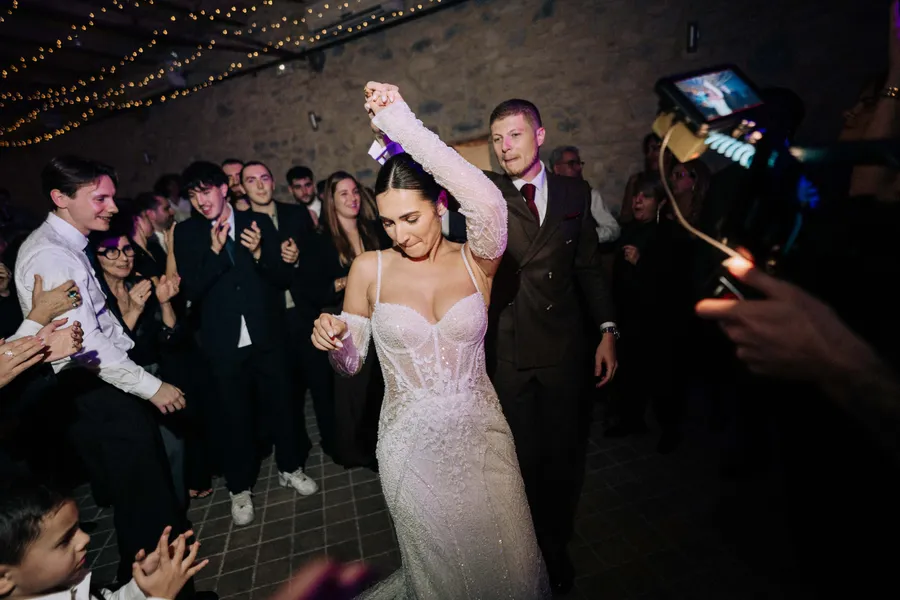 Caroline danse au flash entourée de ses invités