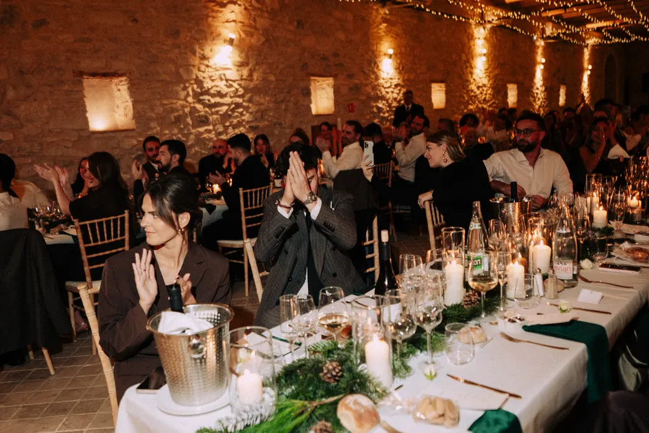 Salle de dîner illuminée au Domaine Tour des Chênes