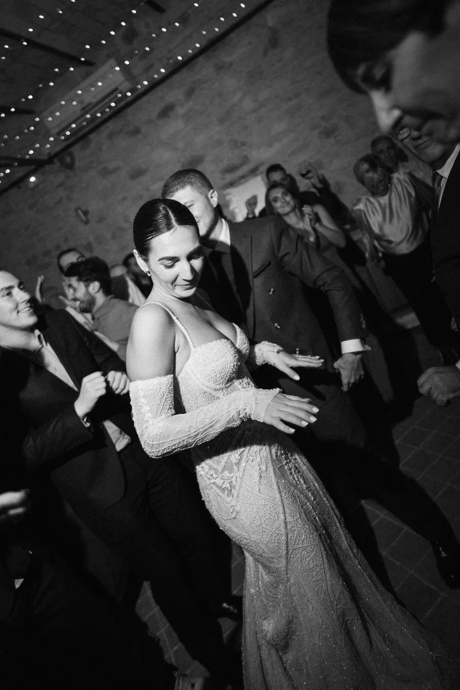 Moment de danse en noir et blanc pendant la soirée de Caroline et Pierre