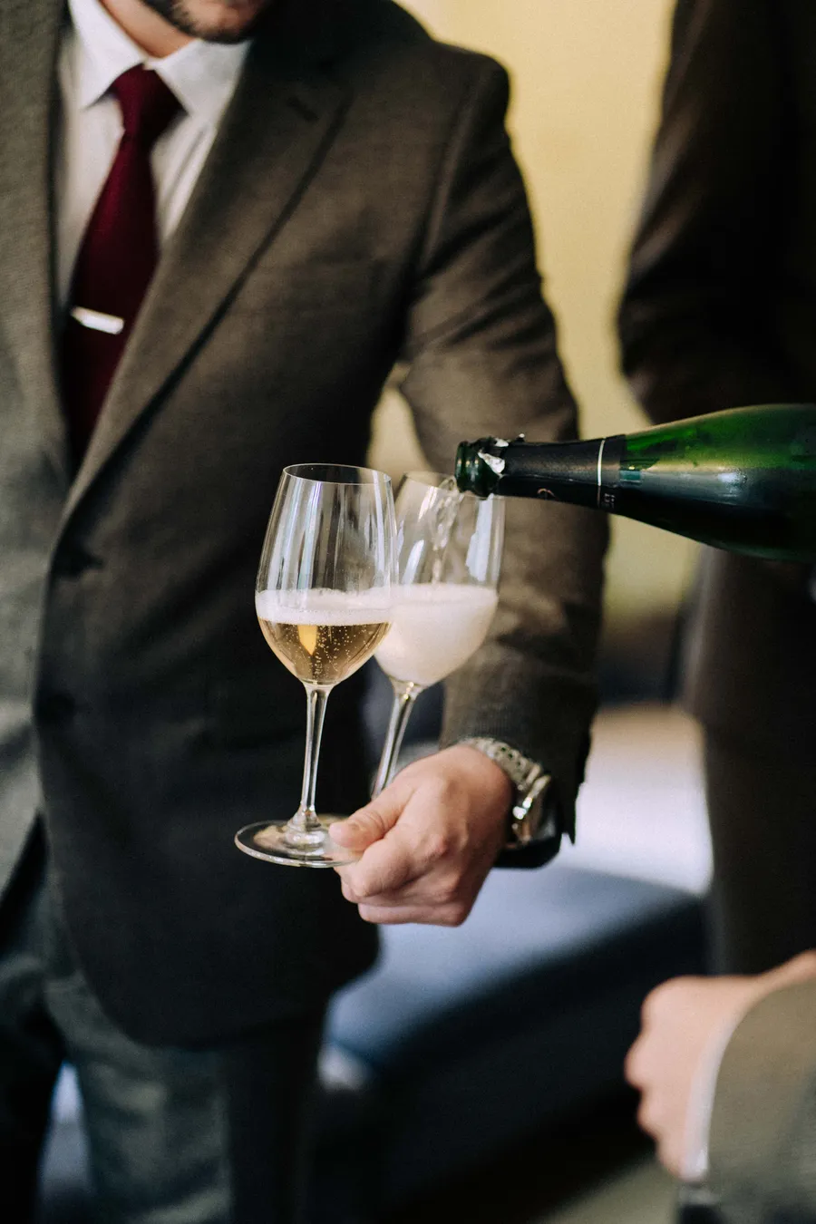 Caroline et Pierre au Domaine Tour des Chênes, détail champagne pendant les préparatifs