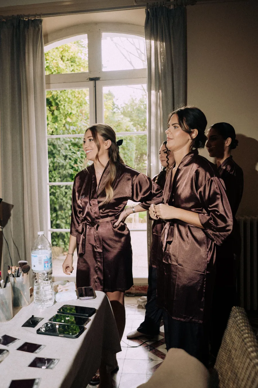 Demoiselles d’honneur pendant les préparatifs du mariage de Caroline et Pierre