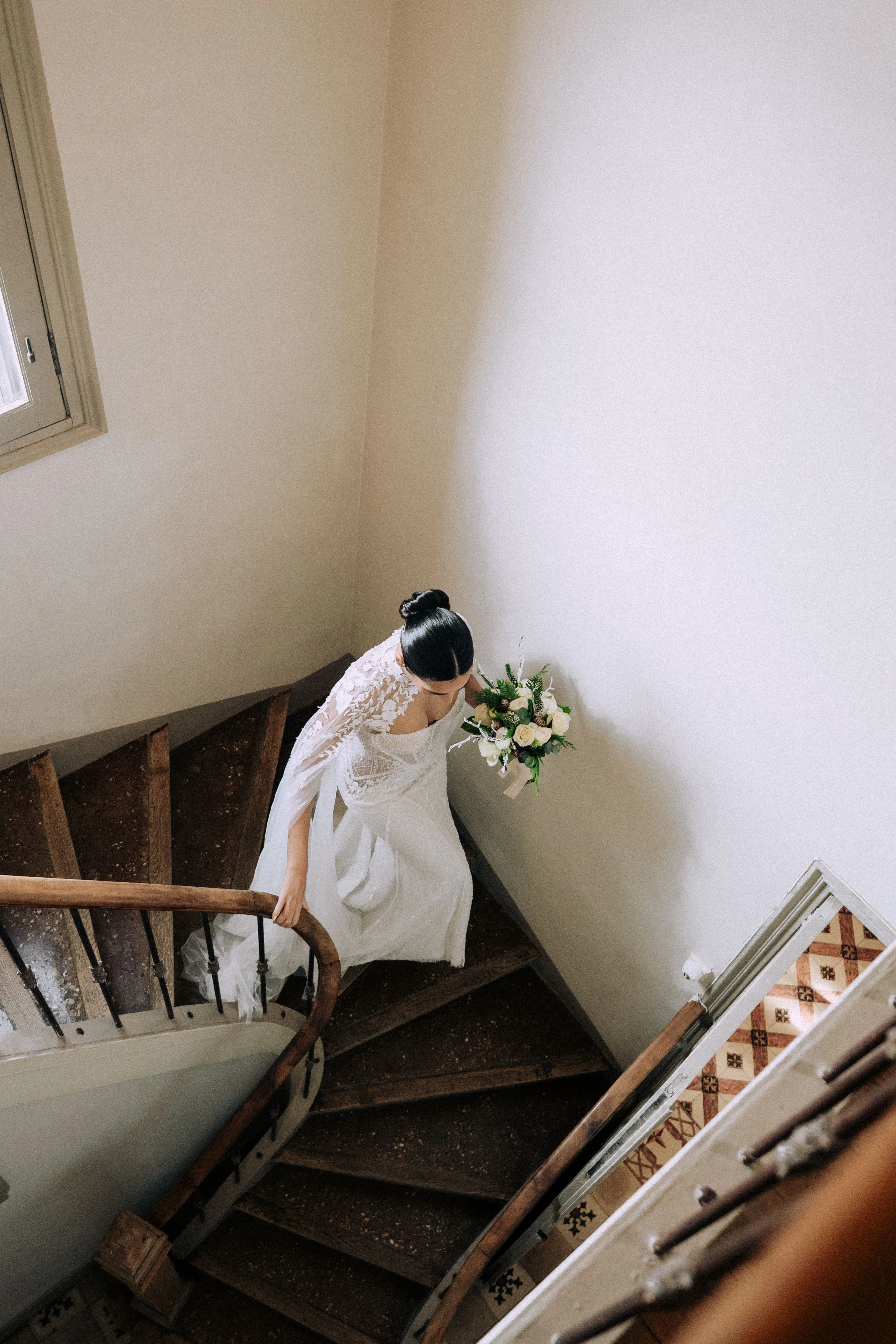 Caroline descend l’escalier avec son bouquet pendant les préparatifs
