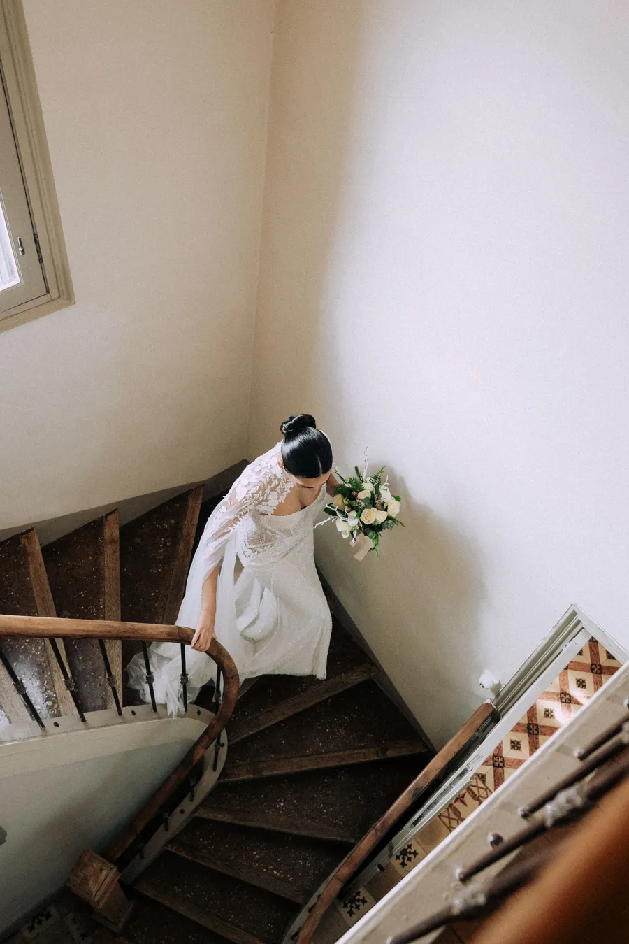 Caroline descend un escalier avec son bouquet au Domaine Tour des Chênes