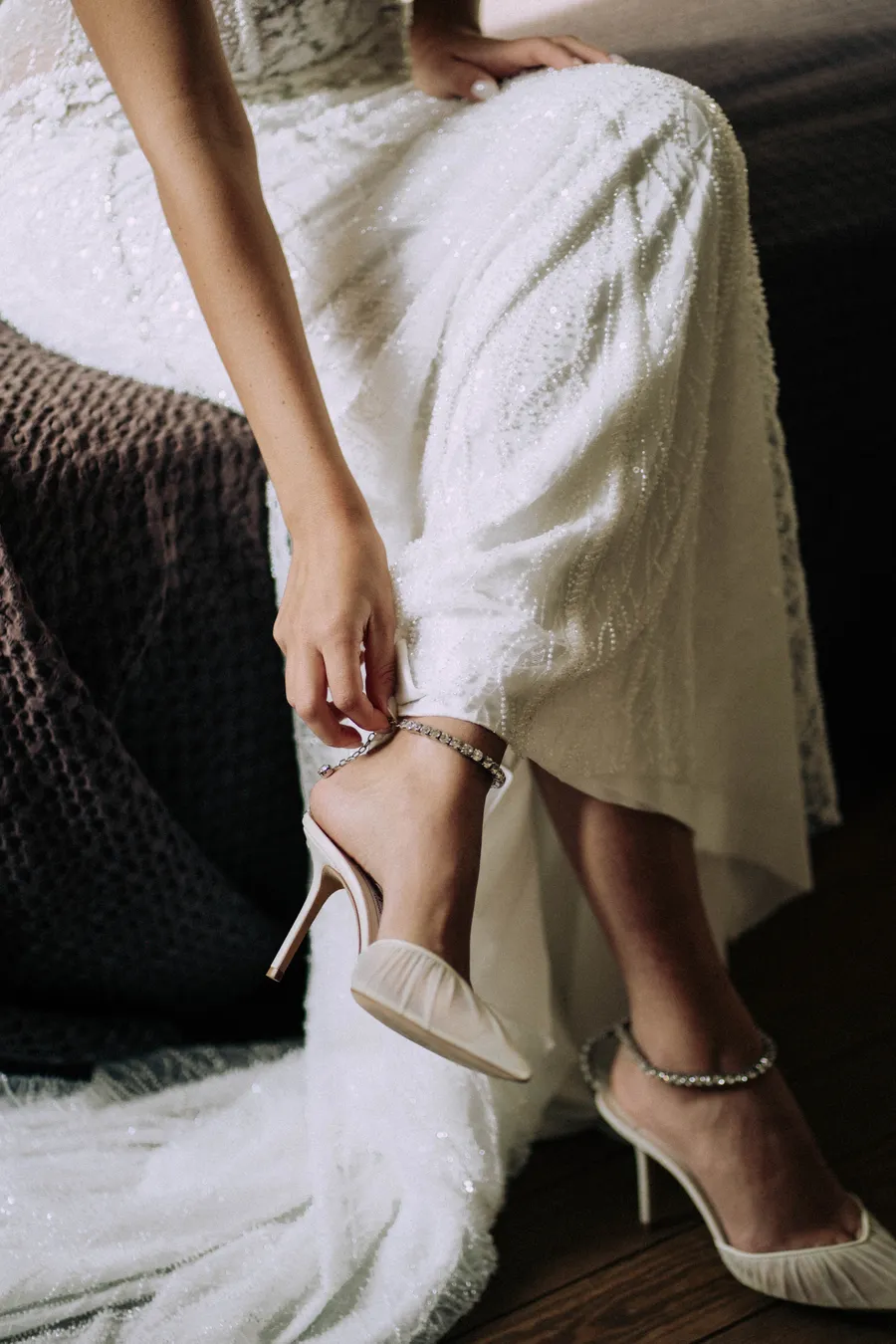 Détail des chaussures et de la robe de Caroline