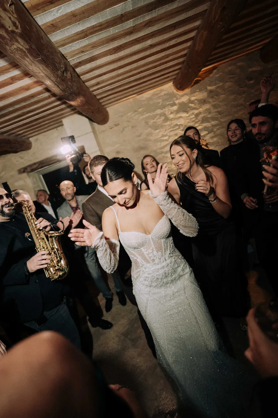 Caroline danse avec les musiciens pendant la soirée
