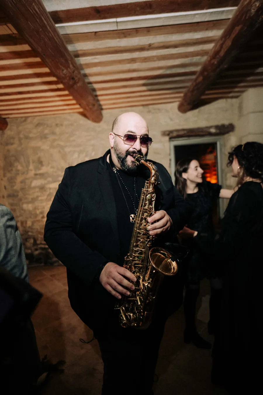 Saxophoniste pendant la soirée du mariage de Caroline et Pierre