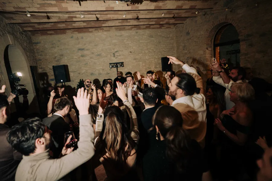 Vue large de la piste de danse pendant la soirée
