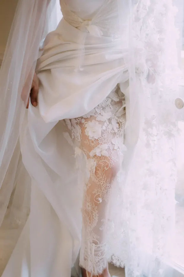 Détail de robe et voile de mariée du shooting inspiration avec Claire
