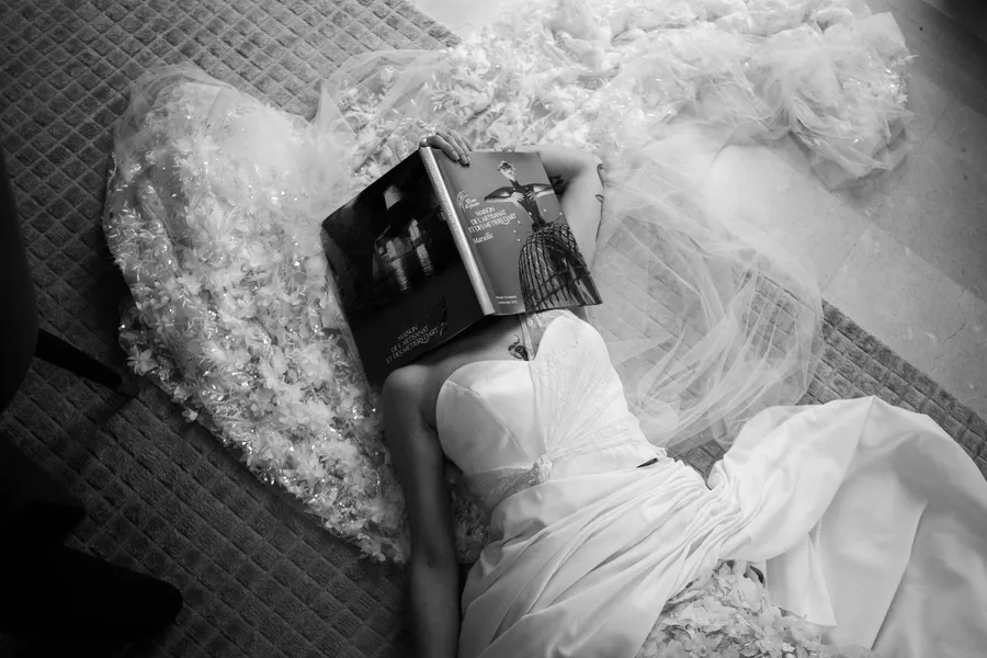 Détail de voile et livre sur lit pendant le shooting inspiration au Château des 3 Fontaines