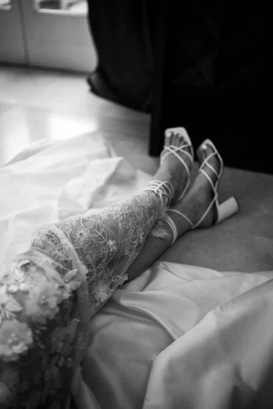 Détail noir et blanc des chaussures et de la dentelle de la robe de Claire