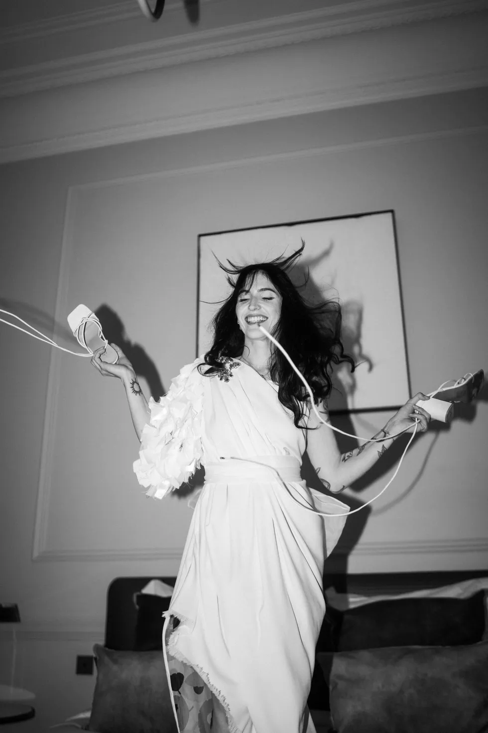 Portrait noir et blanc de Claire avec rubans dans une ambiance éditoriale