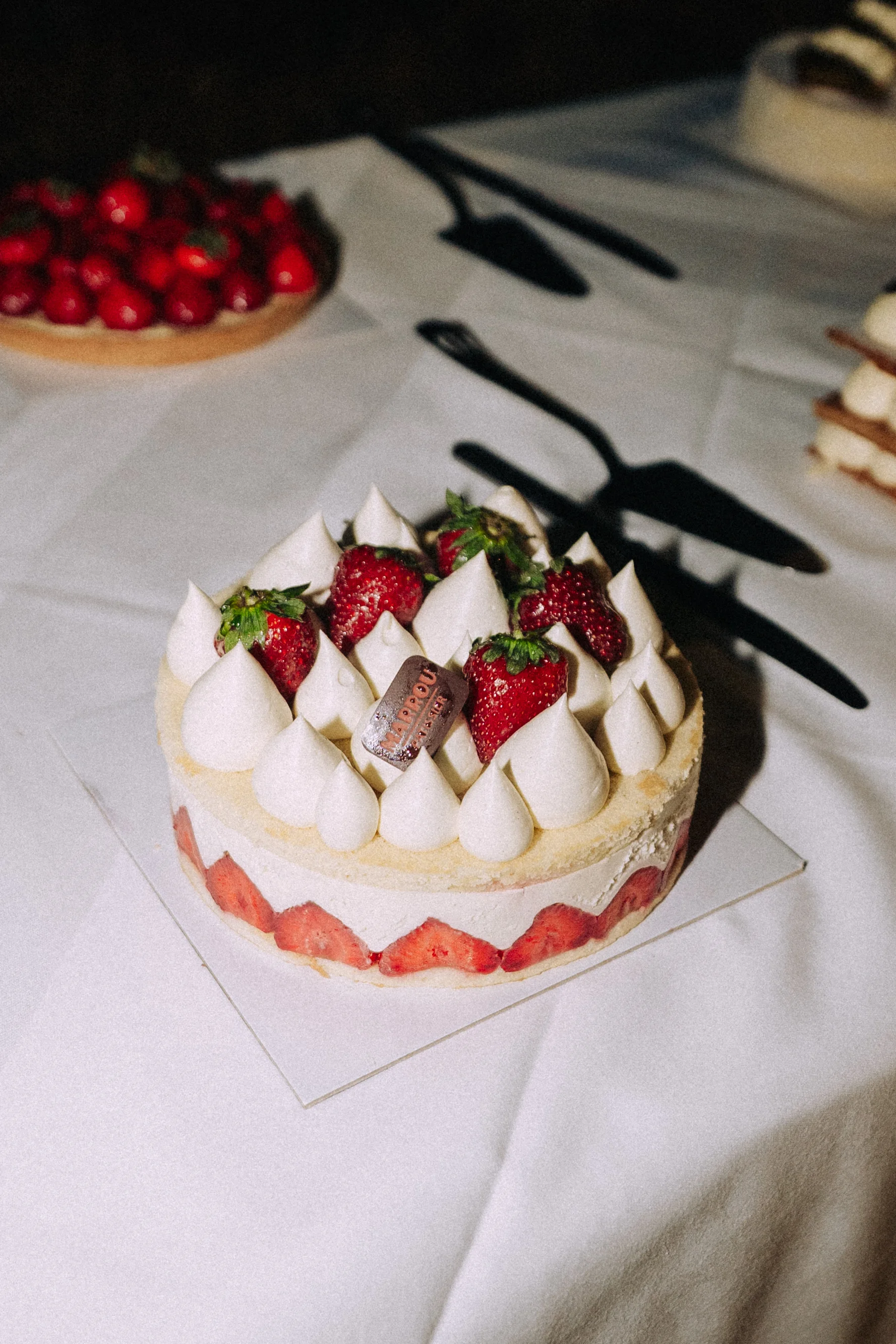 Dessert de mariage à la fraise photographié en détail