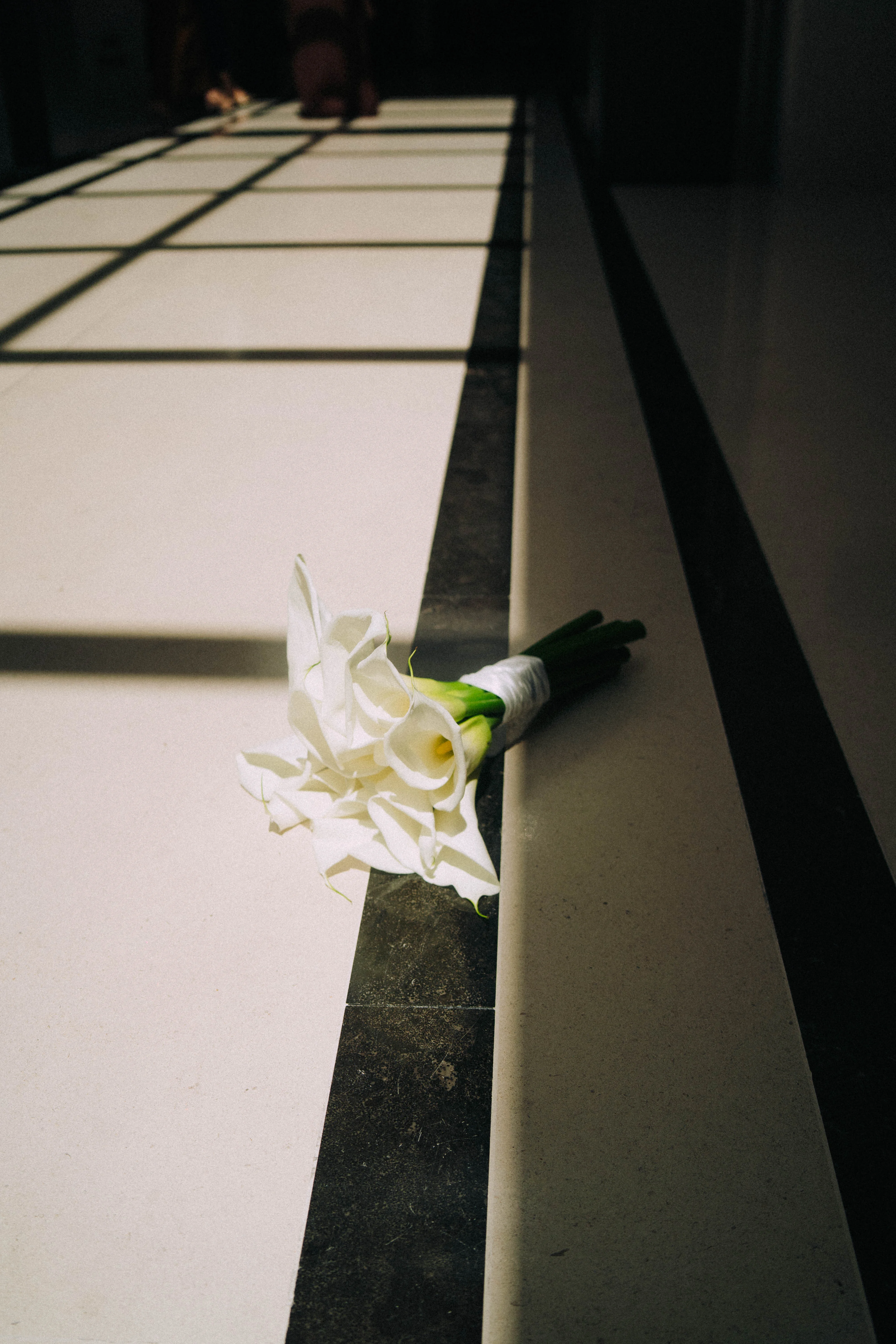 Détail floral dans une lumière naturelle de mariage