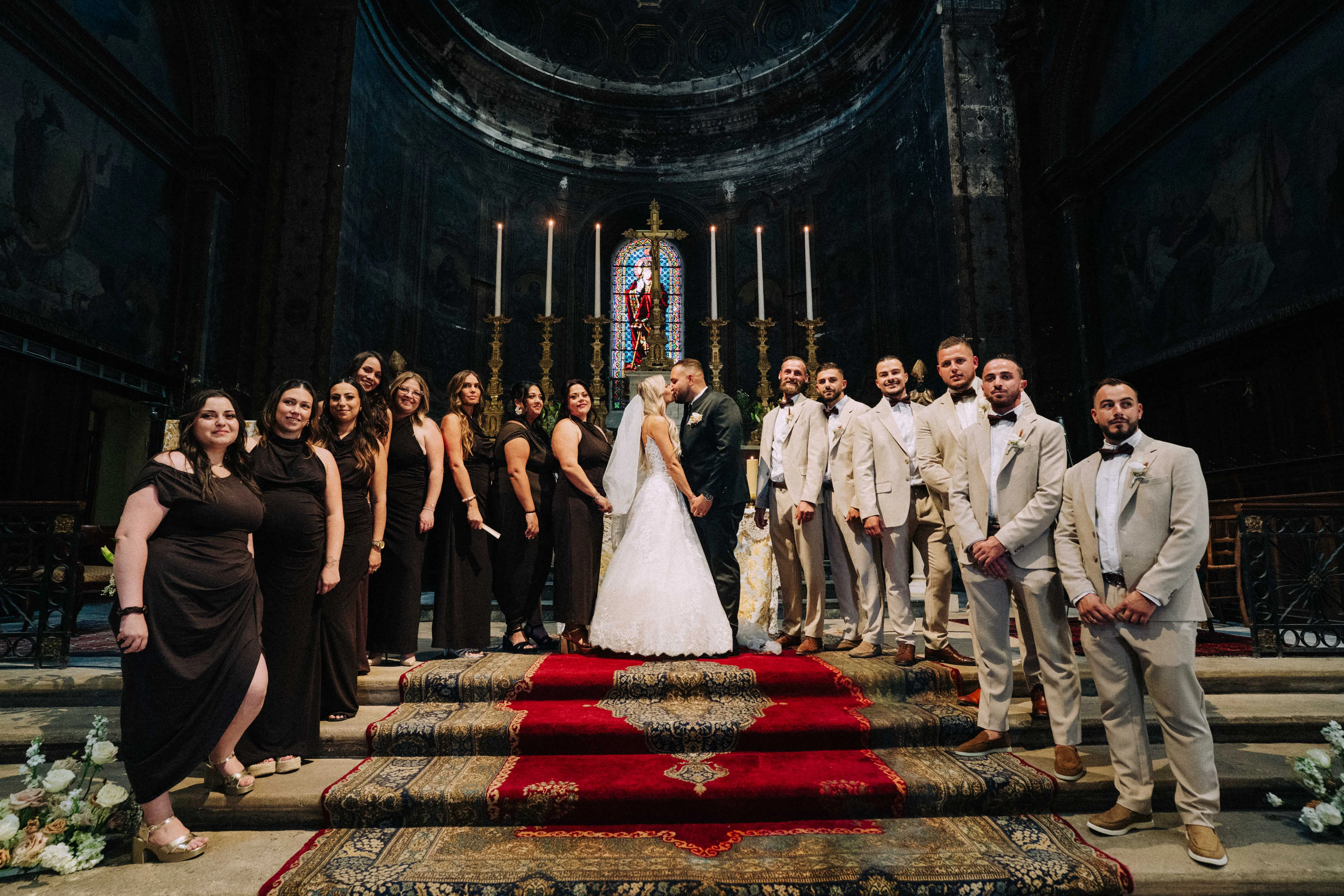Groupe de mariage devant une église en Provence