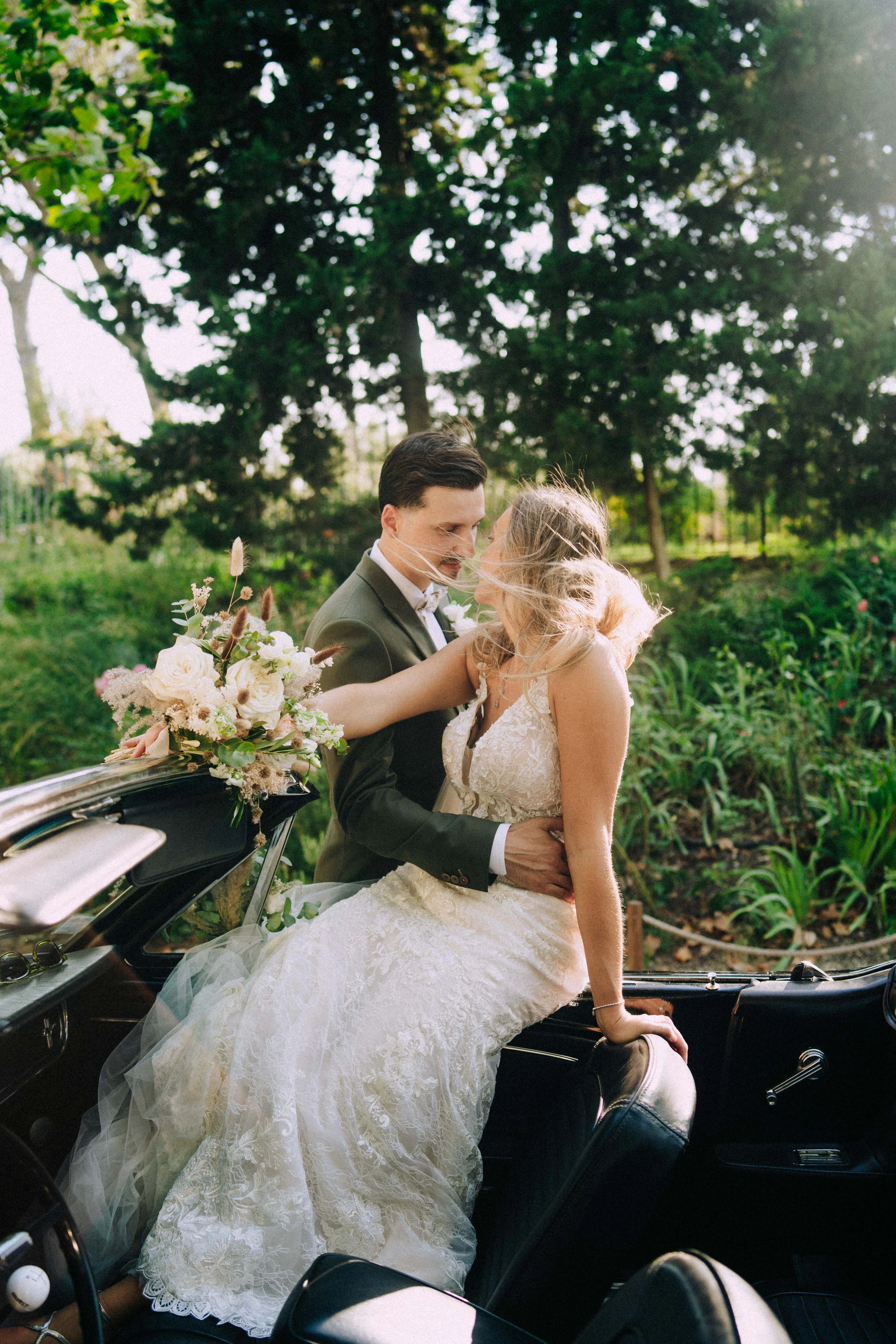 Couple de mariés dans une voiture ancienne en Provence