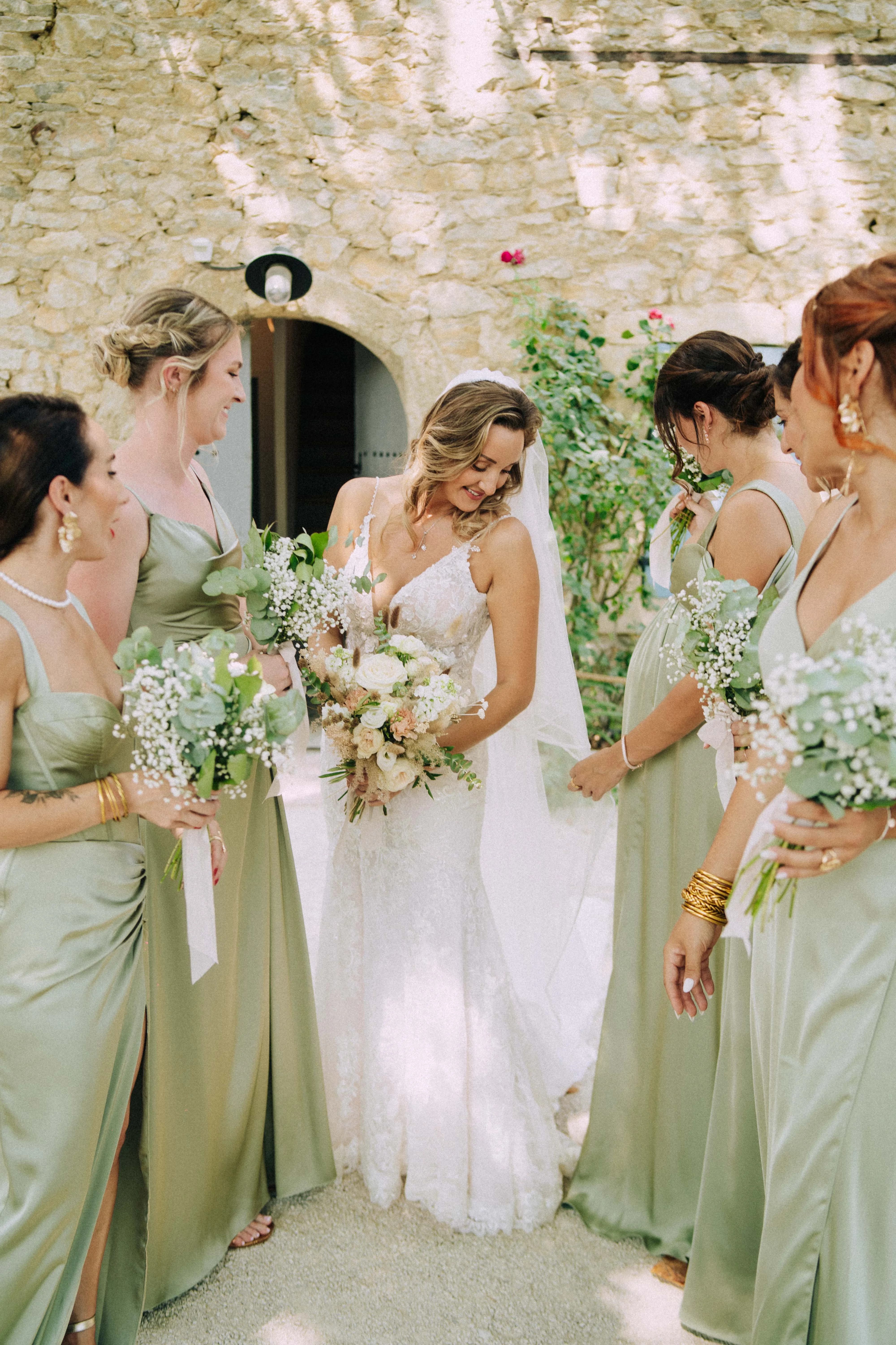 Mariée et demoiselles d’honneur dans un décor provençal
