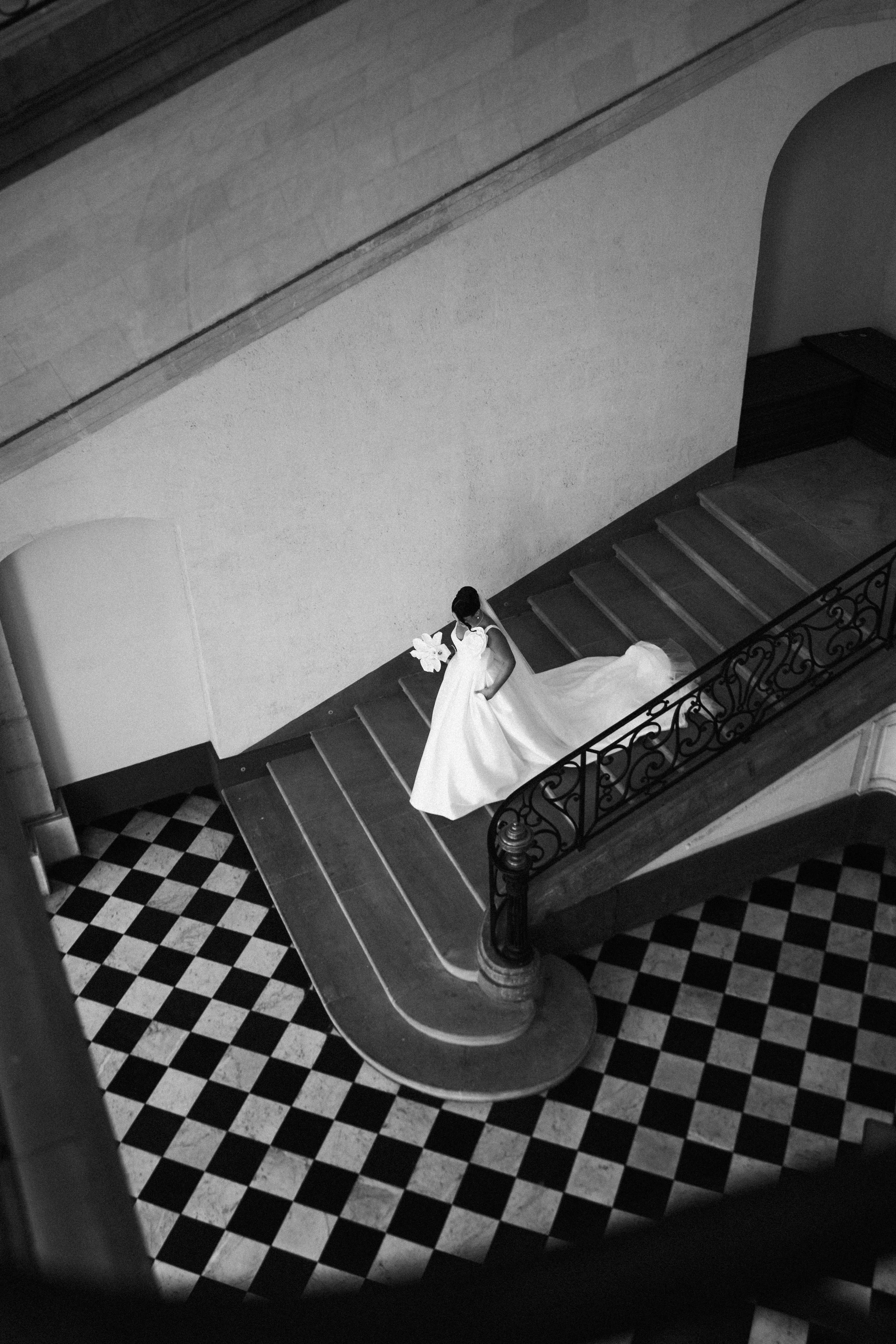 Mariée dans un escalier en noir et blanc