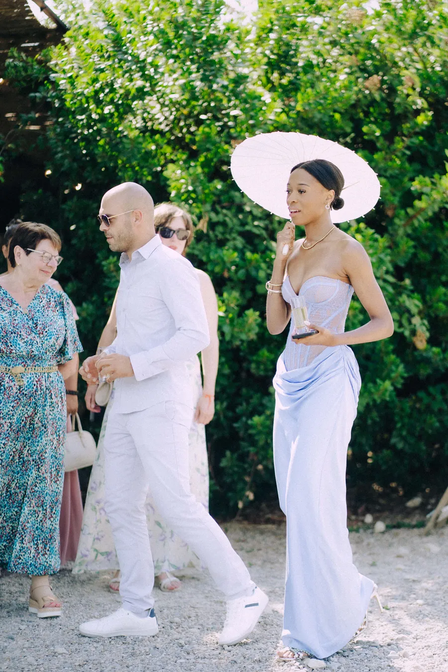 Arrivée des proches au mariage de Nicolas et Lionel au Domaine Amourella