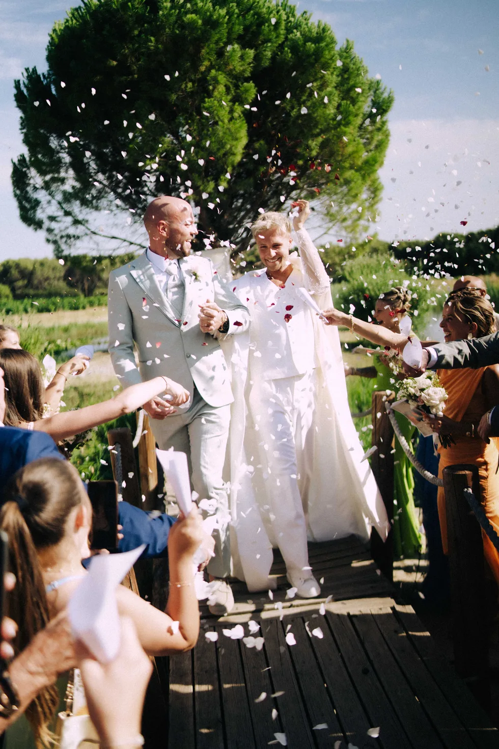 Nicolas et Lionel sous les confettis au Domaine Amourella à Lambesc
