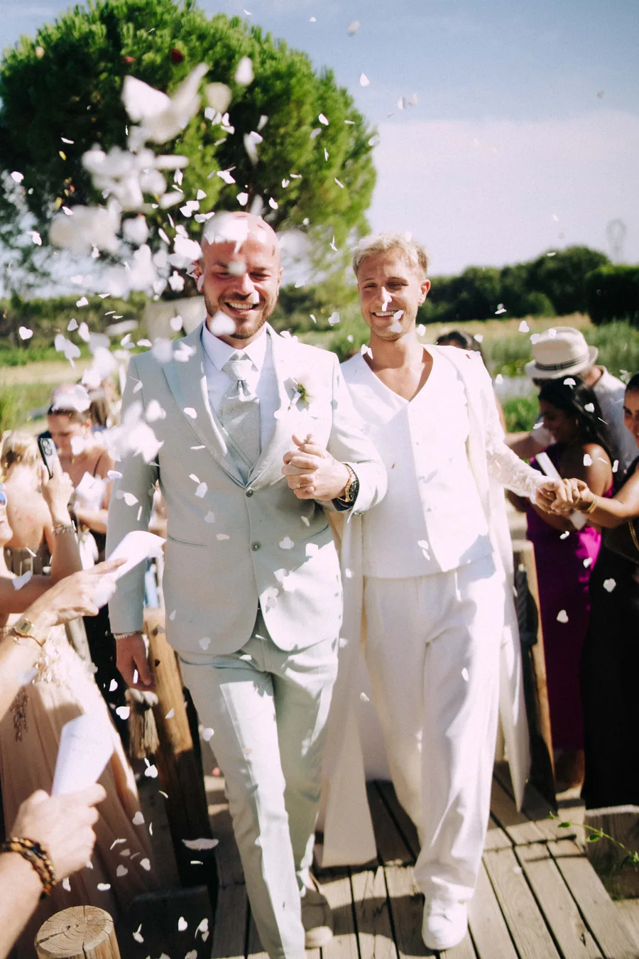Nicolas et Lionel sous les confettis au Domaine Amourella à Lambesc