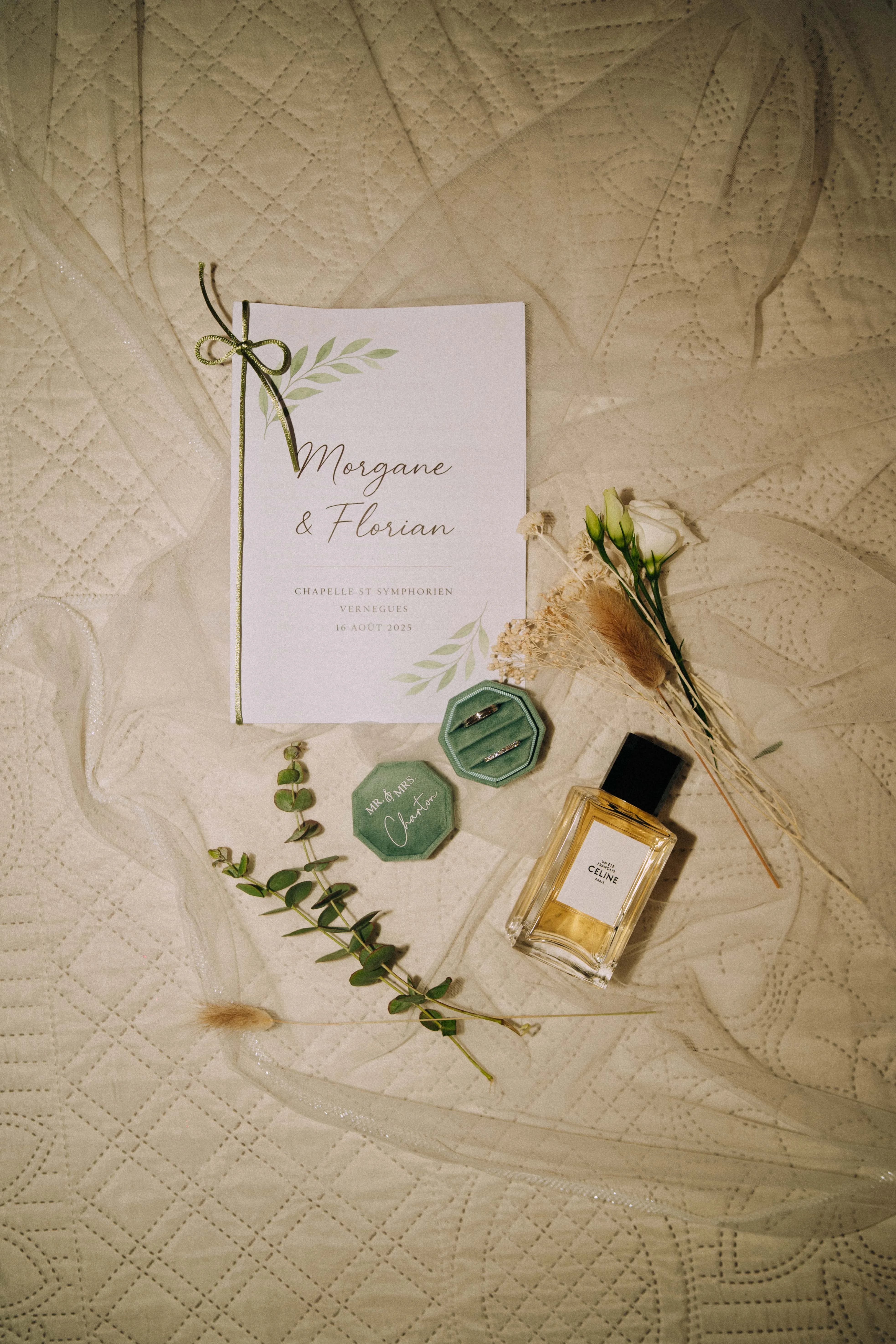 Papeterie et parfum de mariage photographiés avec soin