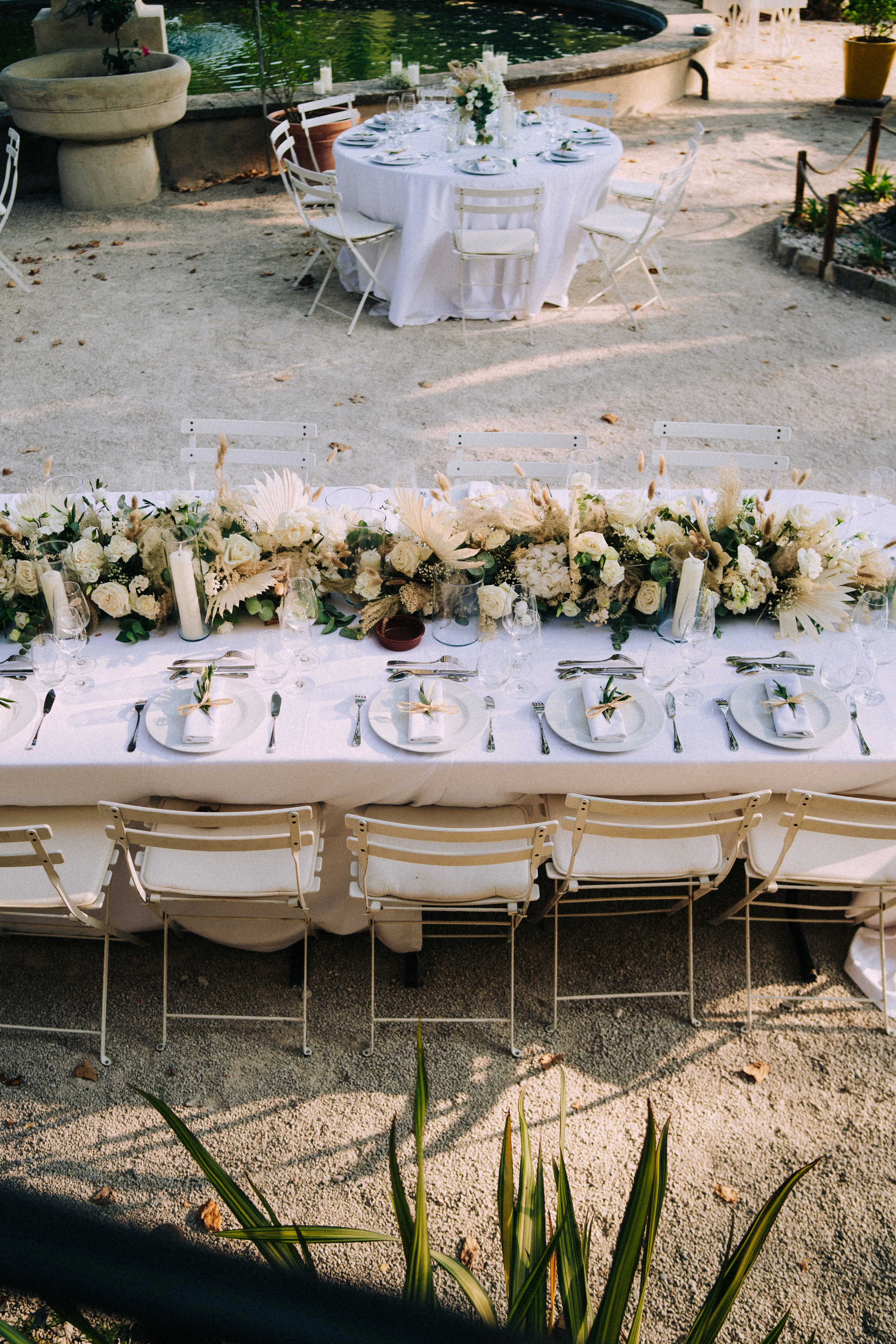 Table de mariage provençale avec détails floraux